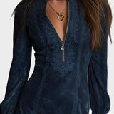Jasmine – Mini vestido azul em camurça com renda