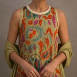 Daniela - Vestido longo com padrão floral e colete ajustado