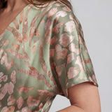 Coralie | Vestido Midi com Decote em V e Cintura Torcida