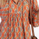 Amara | Vestido Midi Plissado com Estampa Geométrica em V