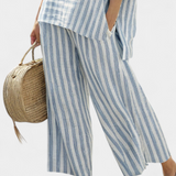 Federica – top riscado azul sofisticado e calças descontraídas