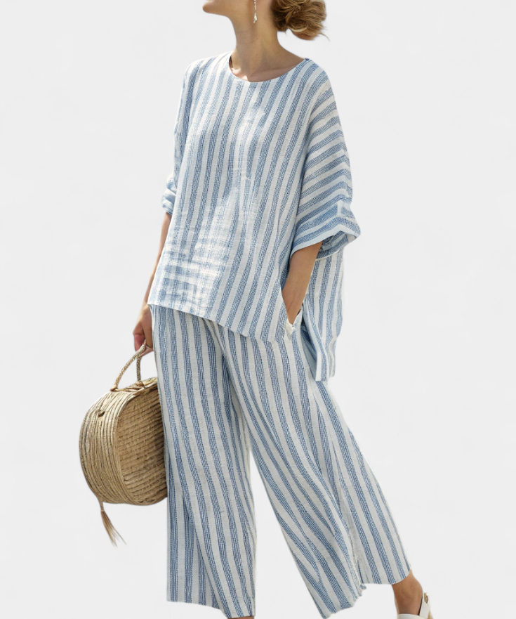 Federica – top riscado azul sofisticado e calças descontraídas