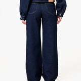 Jeans Azul Escuro com Cintura Média e Costuras Reforçadas