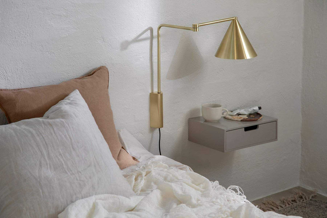 Más | Væglampe i Børstet Messing Finish