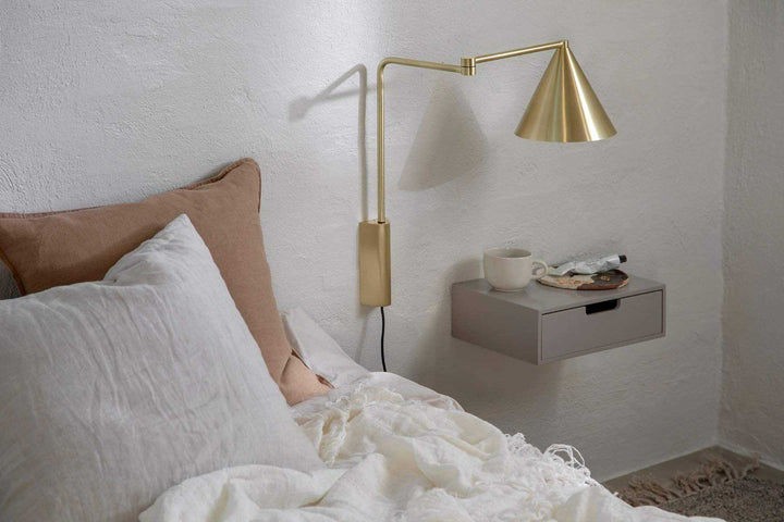 Más | Væglampe i Børstet Messing Finish