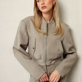 Modelo Cropped com Ombreiras Taupe - Casaco