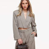 Modelo Cropped V-Hals em Taupe - Blazer